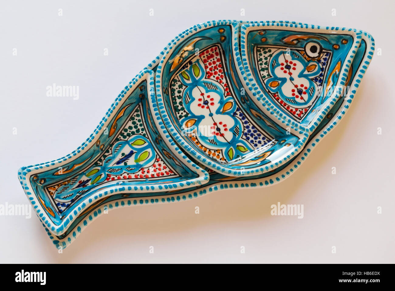 Plat décoratif de service de poisson en céramique fait à la main en Tunisie isolé sur fond blanc Banque D'Images