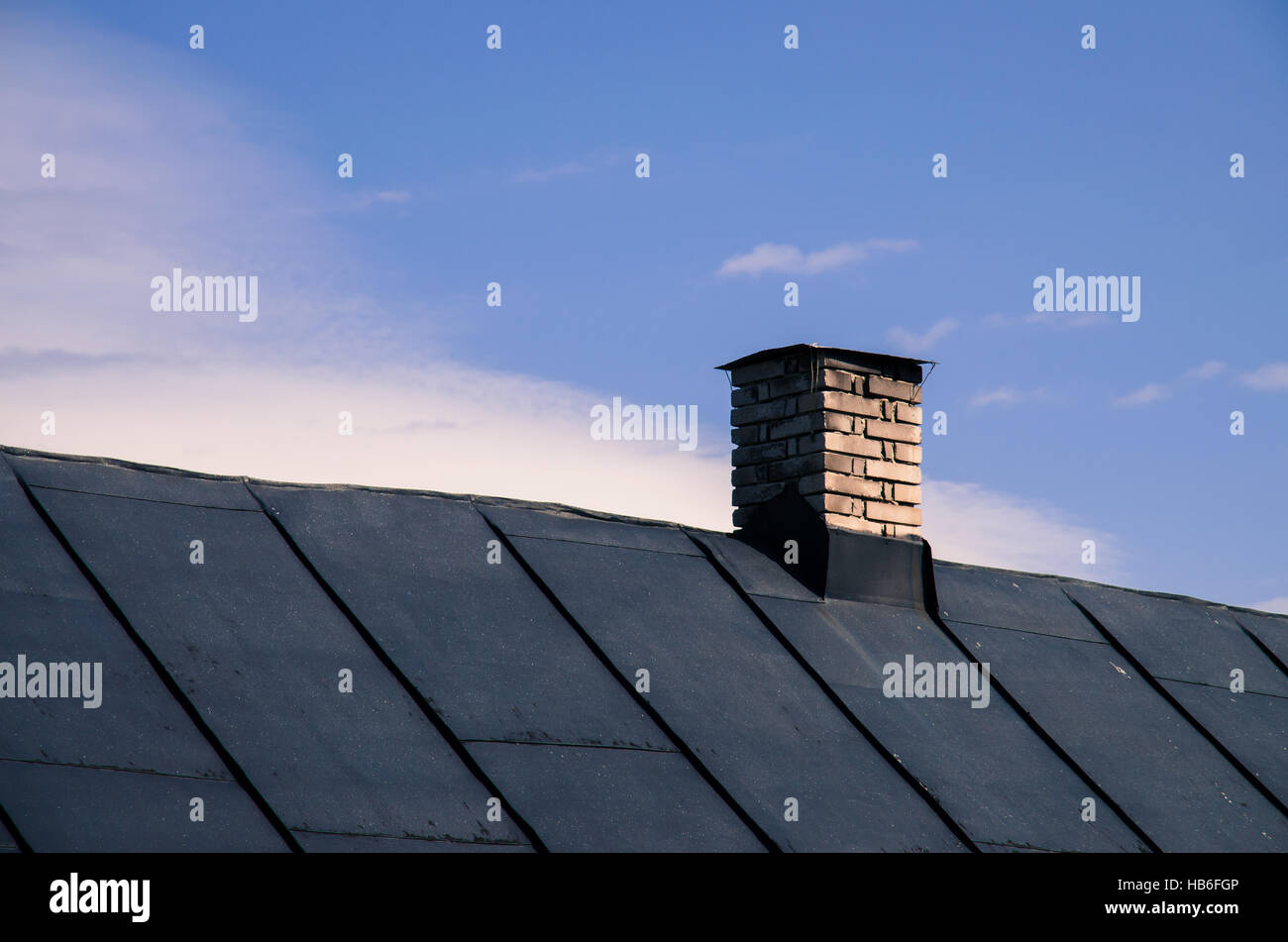 Cheminée en brique sur le toit de la maison Banque D'Images