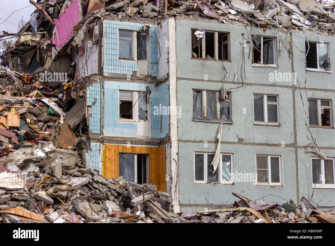 Démolition de bâtiments en milieu urbain. Maison en ruines. Banque D'Images