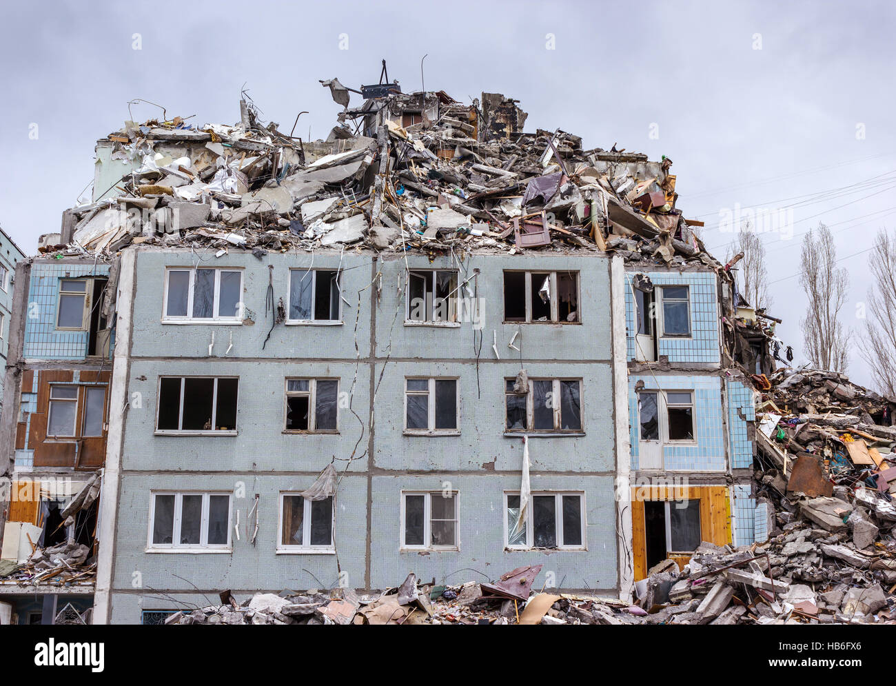 Démolition de bâtiments en milieu urbain. Maison en ruines. Banque D'Images