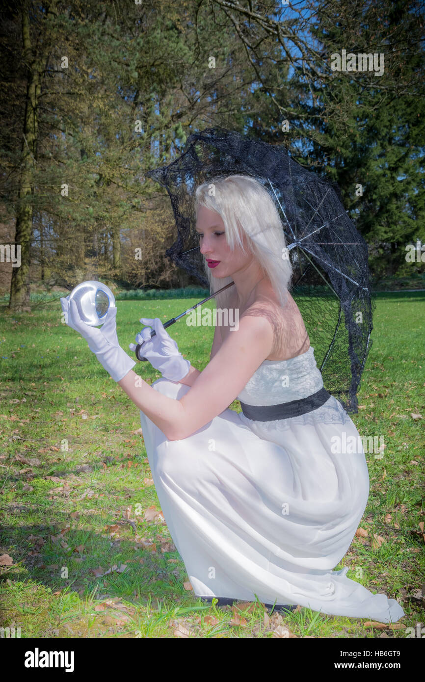 Femme avec parapluie dentelle et bille de verre Banque D'Images