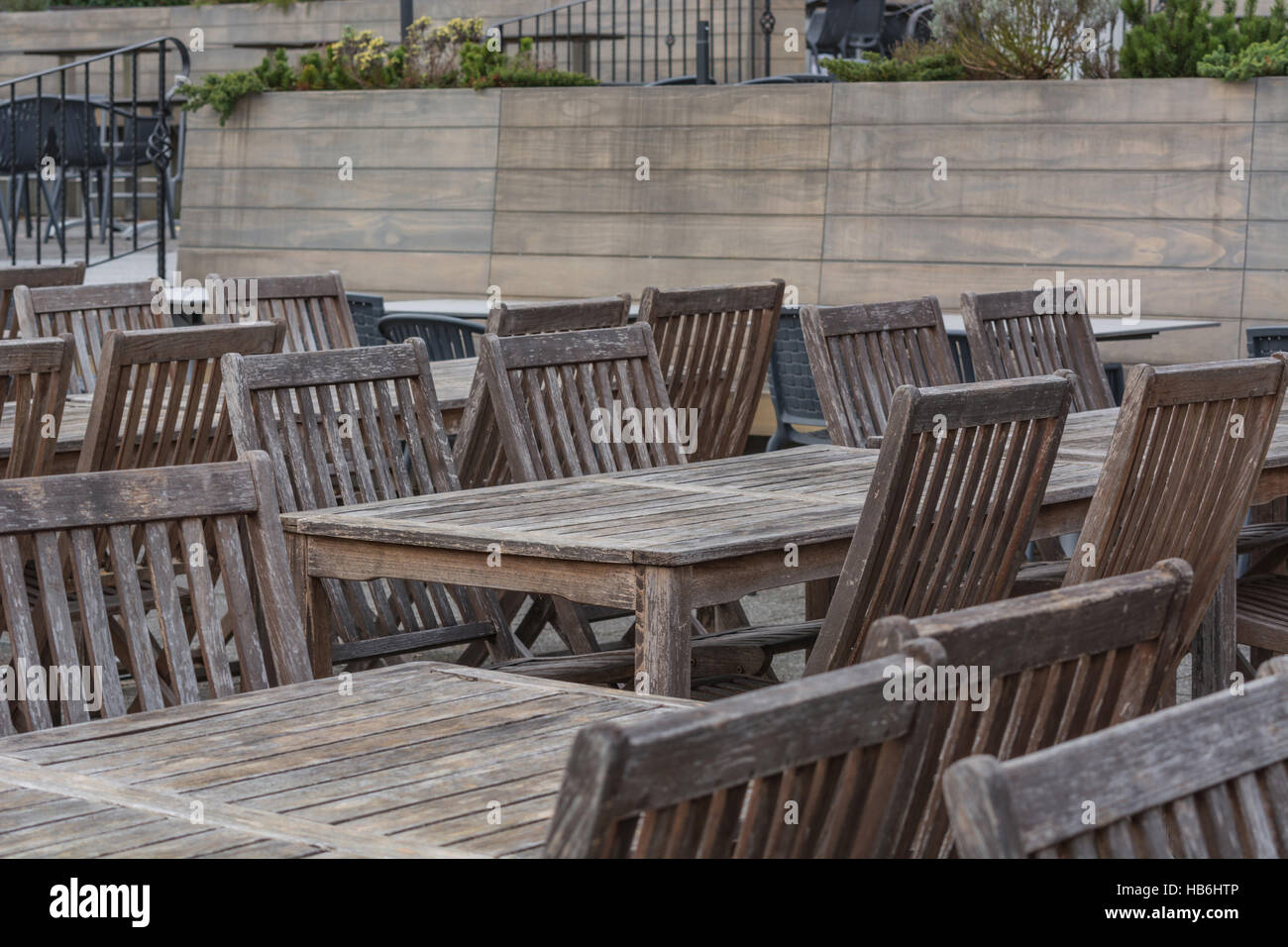 Jardin de bière tables en bois Banque D'Images