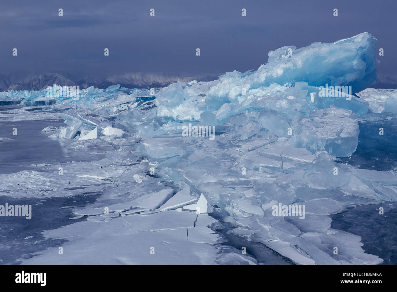 De gros blocs de glace se fissurer. Banque D'Images