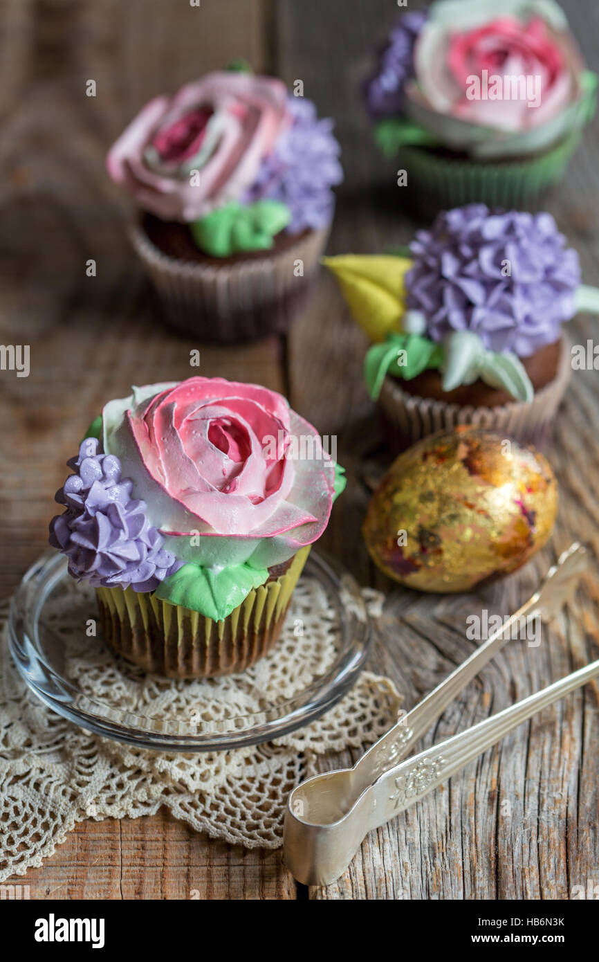 Cupcakes avec décor floral. Banque D'Images