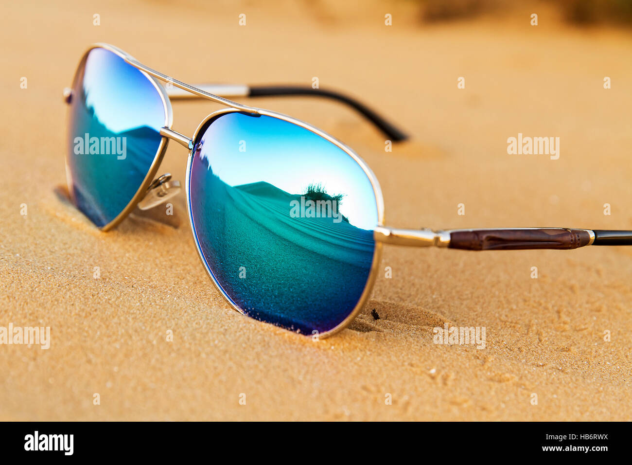 Lunettes de soleil sur le sable dans le désert. Banque D'Images