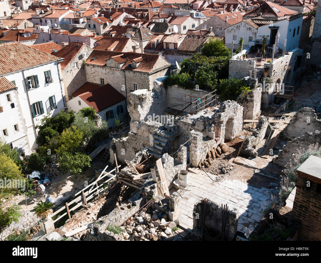 Le travail de restauration pour réparer les dommages de la guerre. Dubrovnik, la côte dalmate, République de Croatie. Banque D'Images