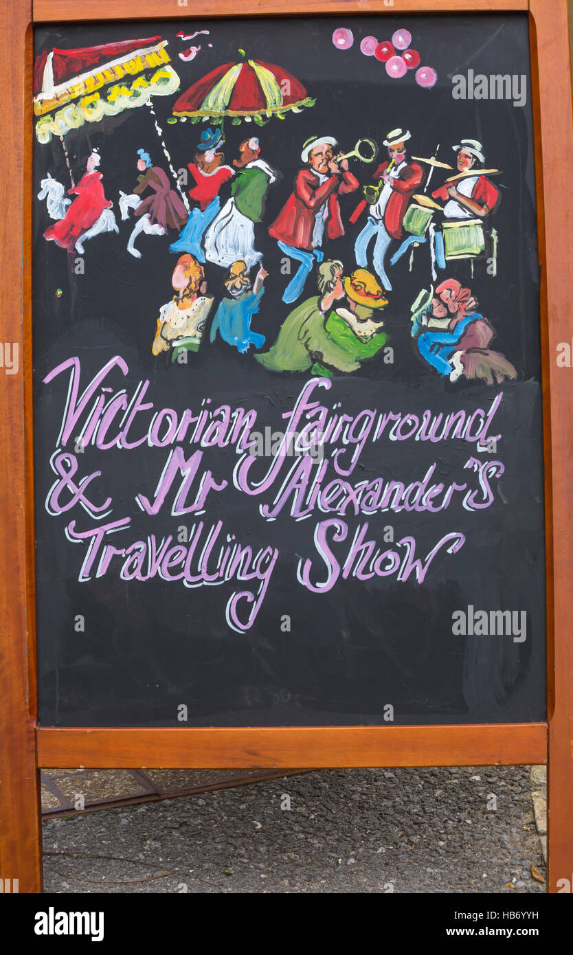 Tableau noir pour la signalisation de foire victorienne & Mr Alexander's Exposition itinérante à Victorian fête de Noël à Portsmouth, Hampshire, England UK Banque D'Images