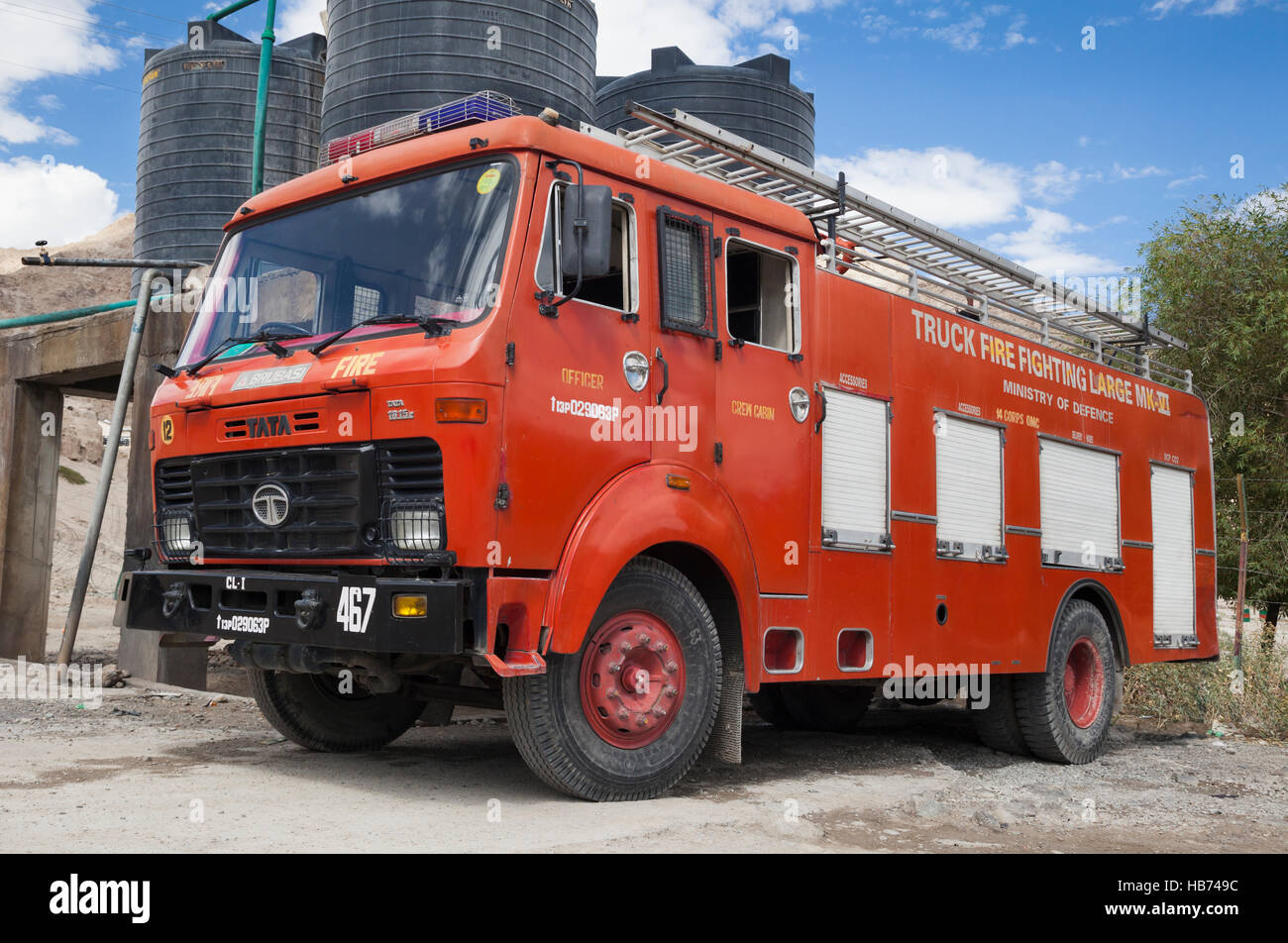 Camion de pompiers de l'armée indienne la reconstitution de l'eau. Le Ladakh, Inde Banque D'Images