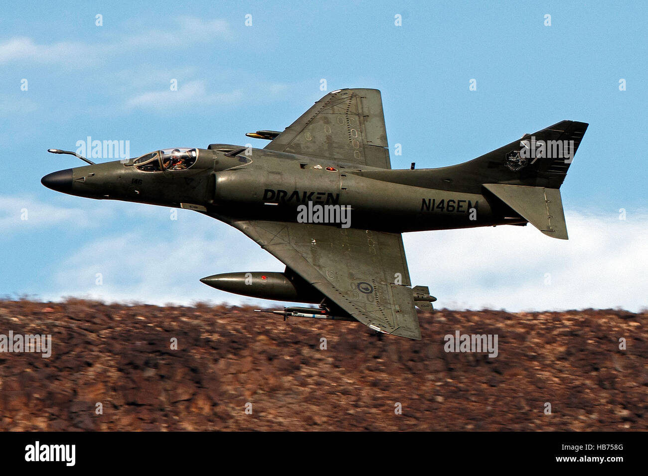 Un Draken exploité Douglas A-4K Skyhawk, mouches faible niveau par la Transition Jedi, Star Wars Canyon, Death Valley National Park, California, United States of America Banque D'Images