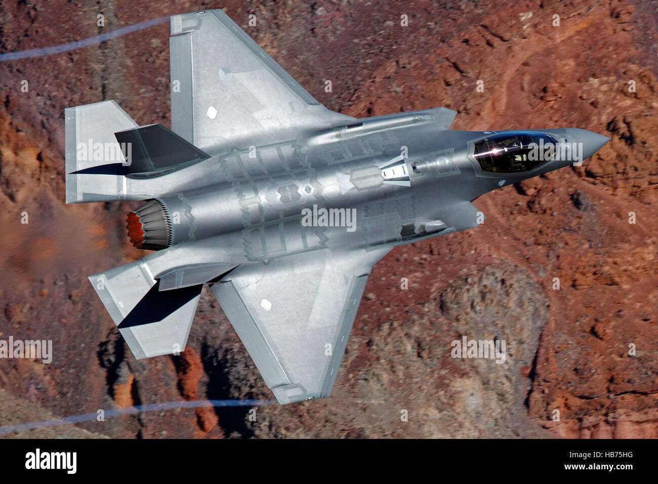 Lockheed Martin F-35A de l'éclairage II 323 e Escadron de la Royal Netherlands Air Force, les mouches faible niveau par la Transition Jedi, Star Wars Canyon, Death Valley National Park, California, United States of America Banque D'Images