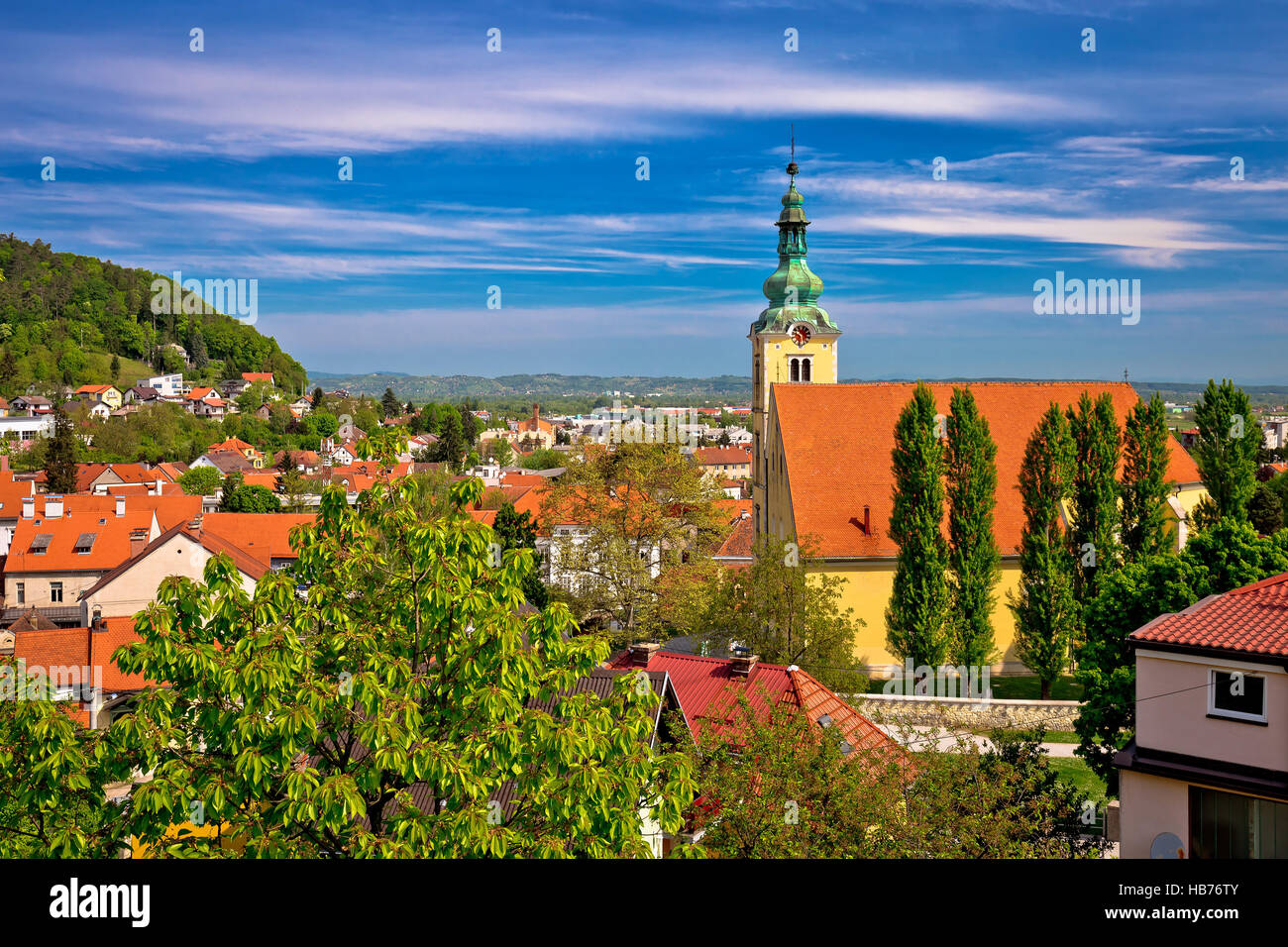 Ville d'église et les toits de Samobor Banque D'Images