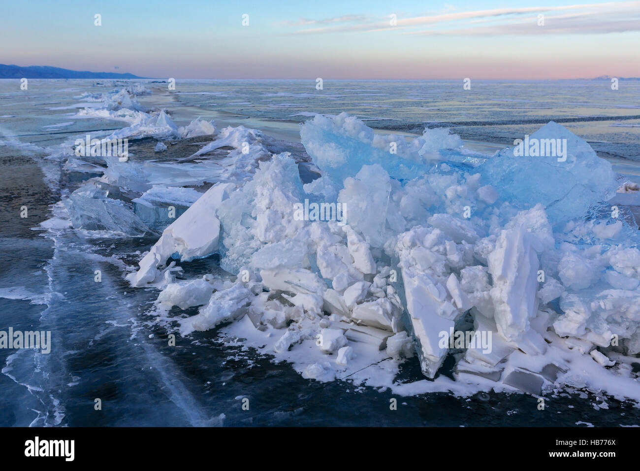 De gros blocs de glace se fissurer. Banque D'Images