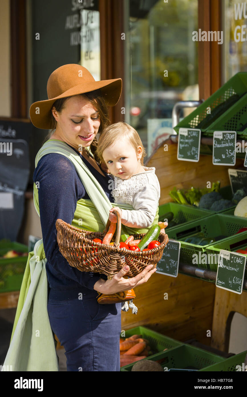 La mère et l'enfant en porte-bébé Banque D'Images