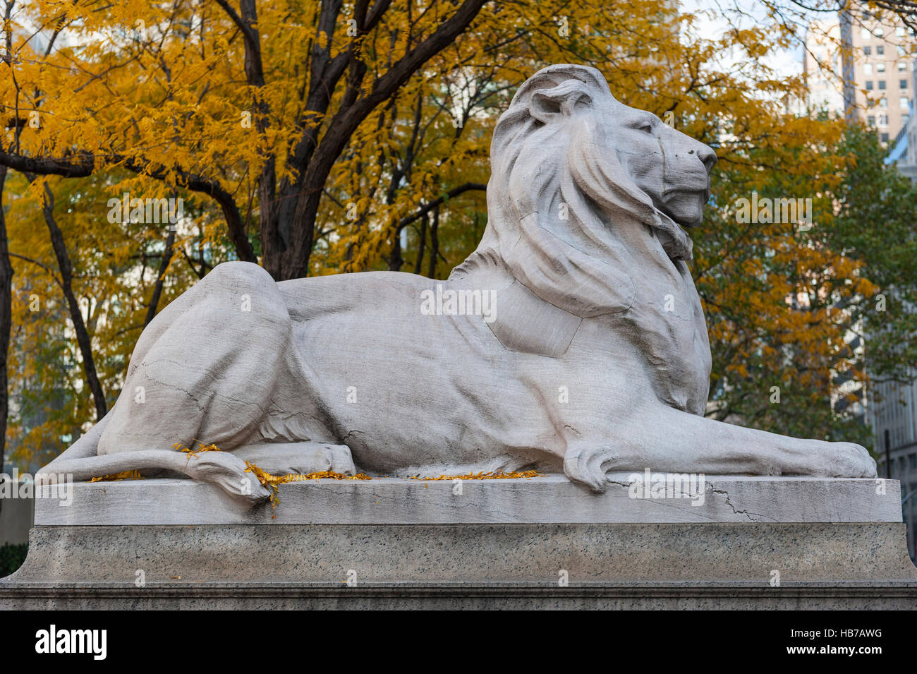 Bryant Park, Fortitude, une sculpture de lion de l'artiste Edward Clark Potter, monte la garde sur le côté nord de la bibliothèque publique de New York Banque D'Images