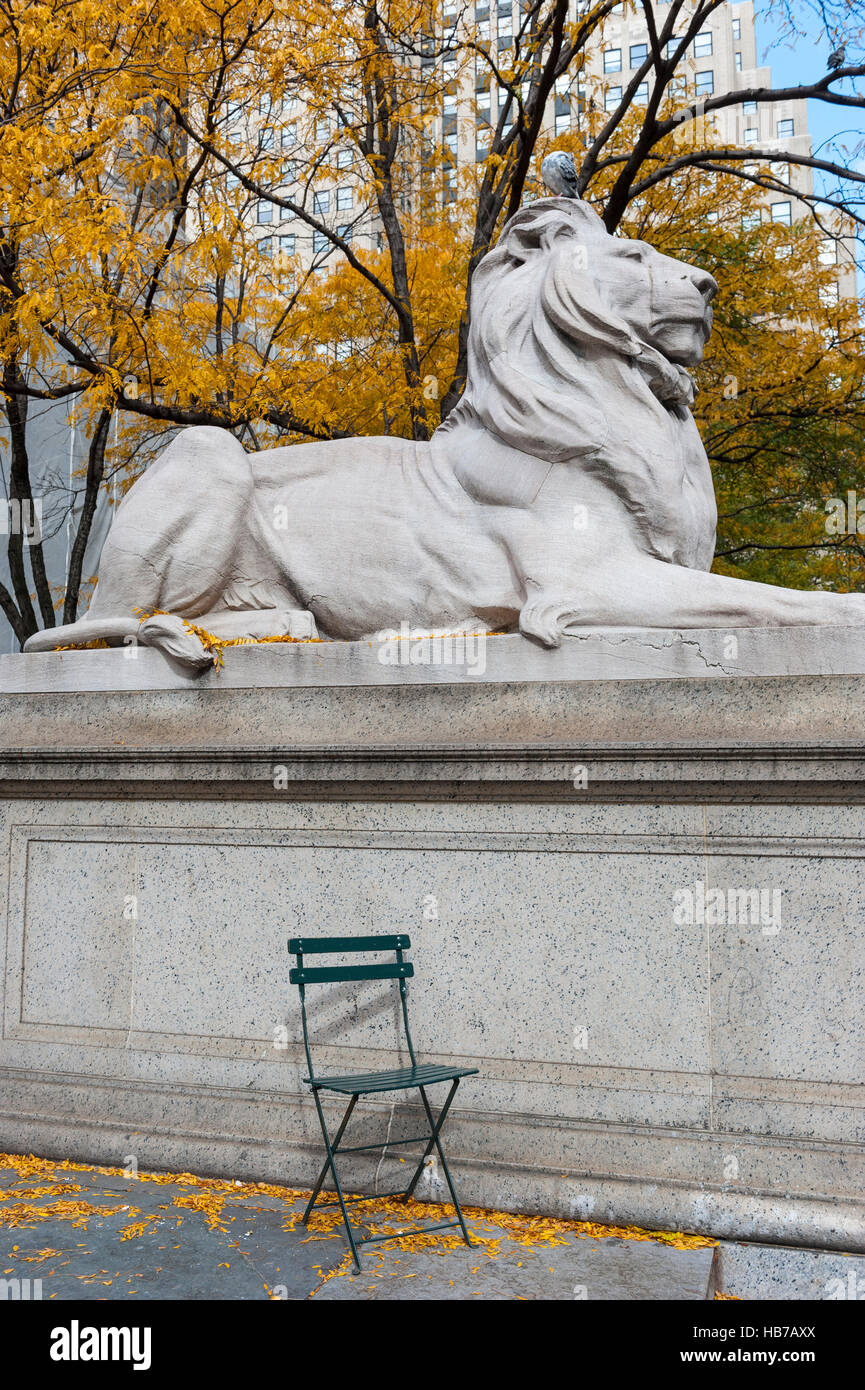 Bryant Park, Fortitude, une sculpture de lion de l'artiste Edward Clark Potter, monte la garde sur le côté nord de la bibliothèque publique de New York Banque D'Images