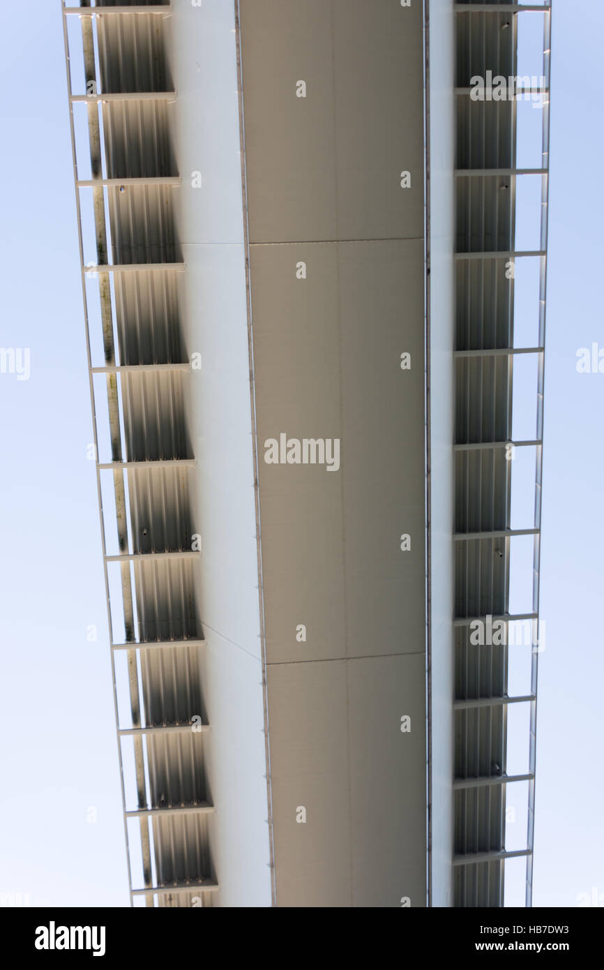 L'article de bridge par le dessous à l'encontre d'arty un ciel gris-blanc, ou est-ce la voile d'un moulin à vent, ou une chute d'eau... Banque D'Images