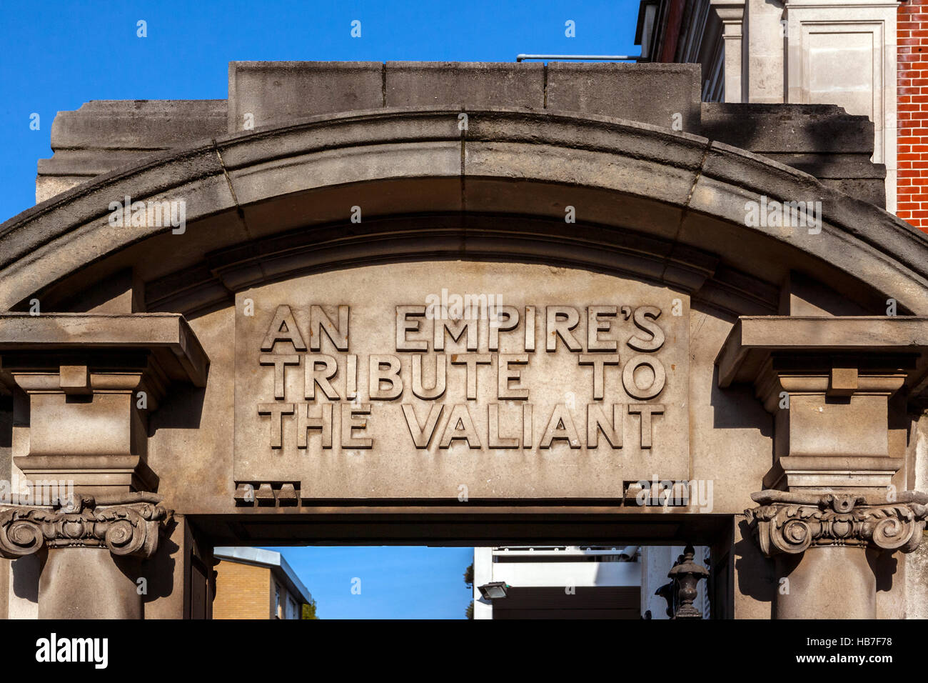 Entrée de la Fondation Sir Oswald Stoll Arch avec l'inscription : Un hommage à l'empire le vaillant Banque D'Images