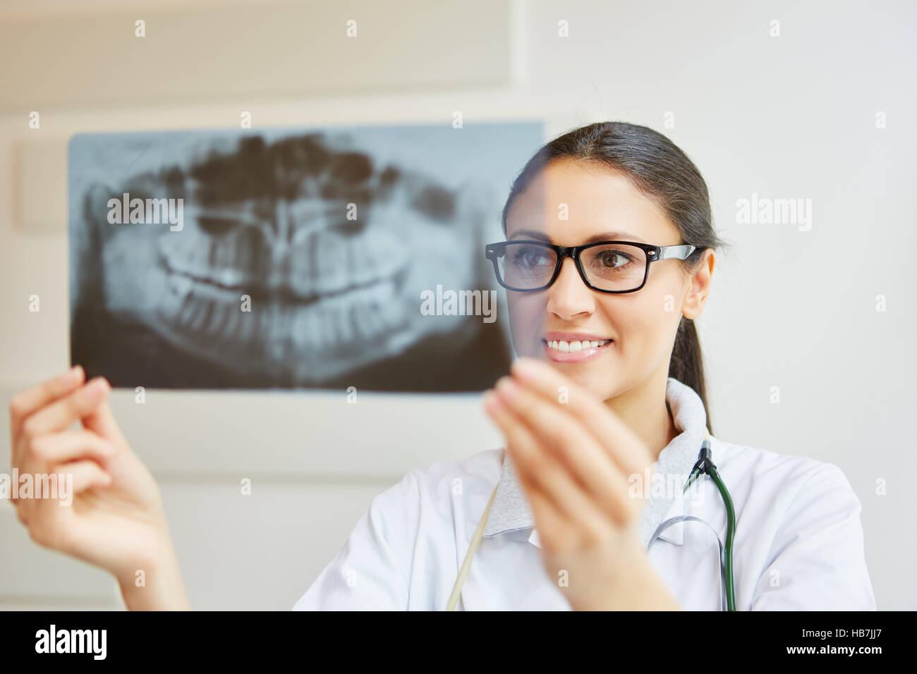 Dentiste avec trouver holding x-ray image de patient Banque D'Images