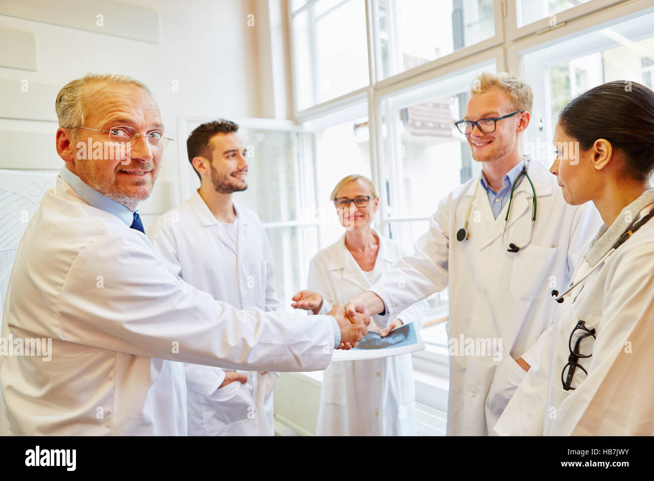 Accord entre médecin et adjoint au médecin Banque D'Images