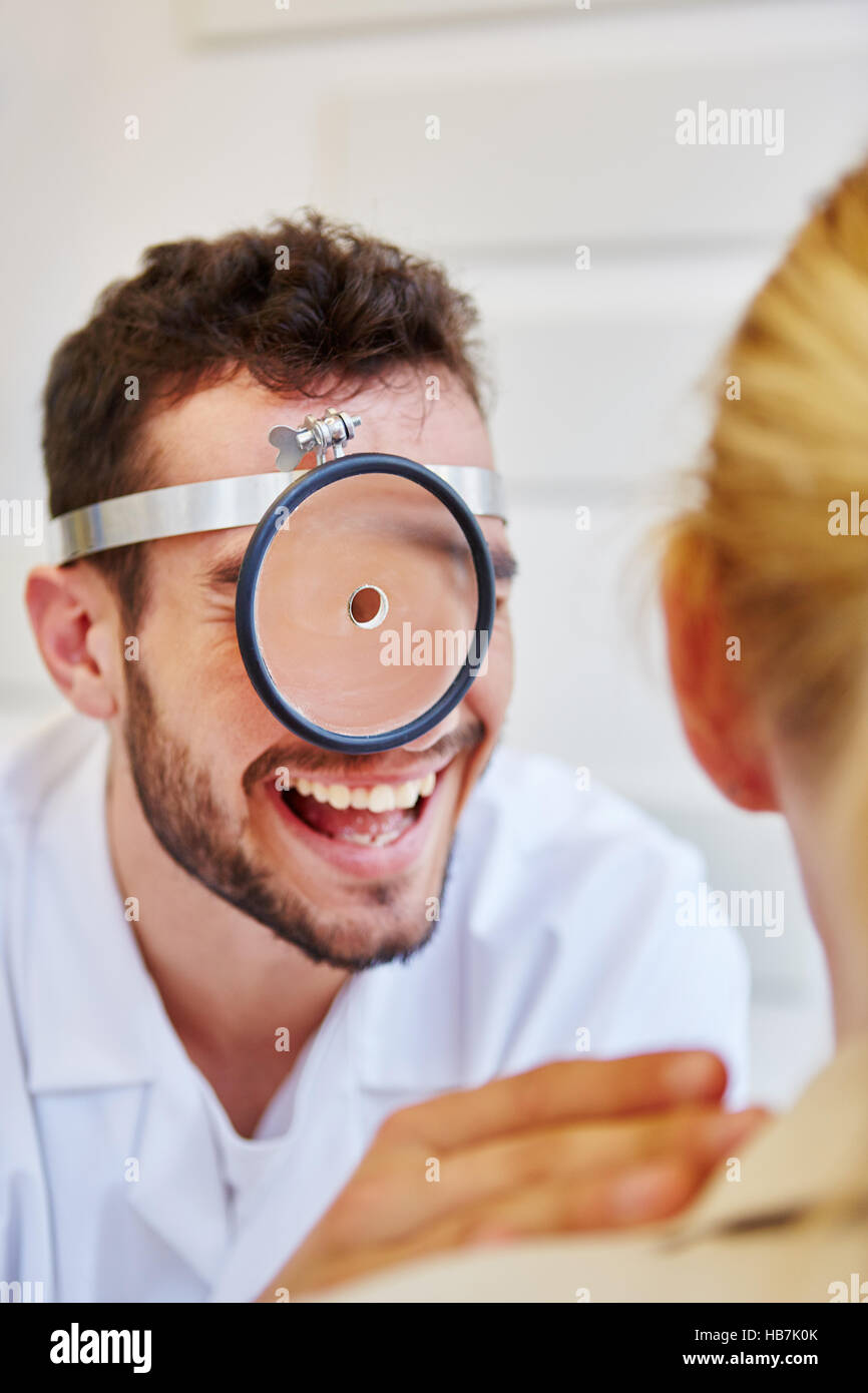 Rire Médecin spécialiste au cours de l'examen avec miroir oeil Banque D'Images
