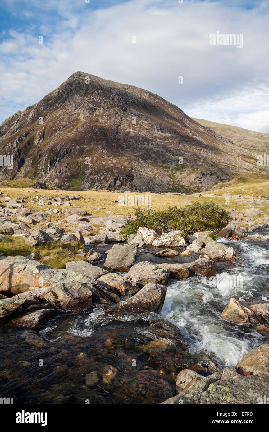 Vue sur la face sud de Pen An Wen Ole de côté de l'eau qui quitte Llyn Idwal Banque D'Images