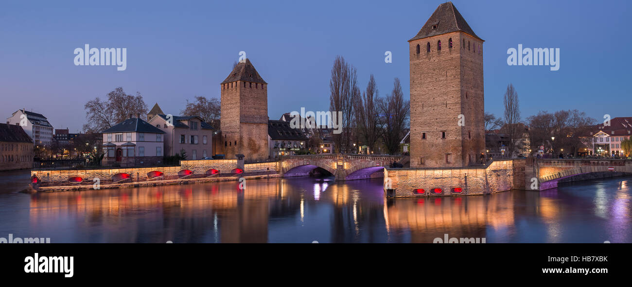 L'éclairage des ponts couverts carte visite de Strasbourg en décembre, France Banque D'Images
