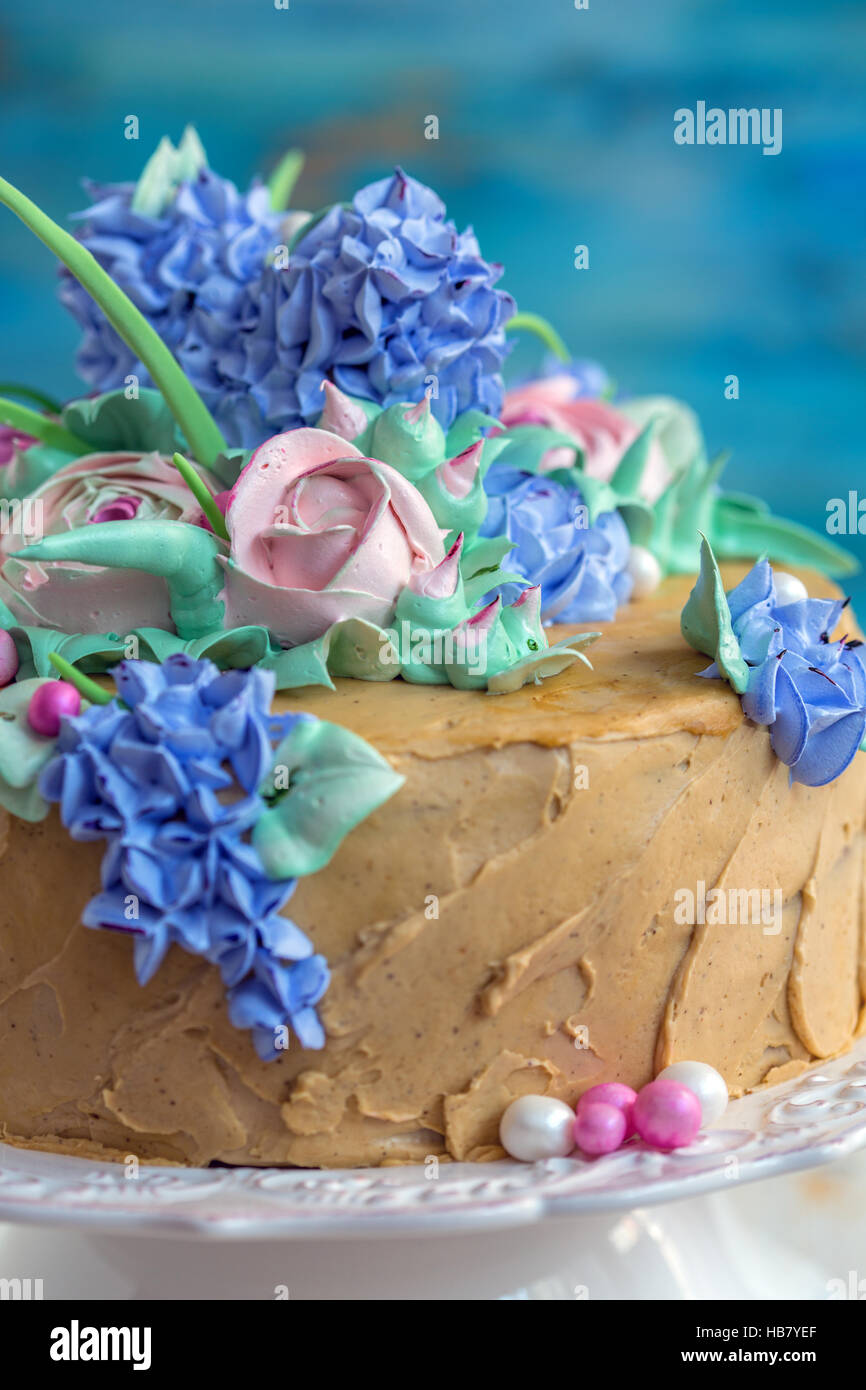 Gâteau avec décoration florale. Banque D'Images