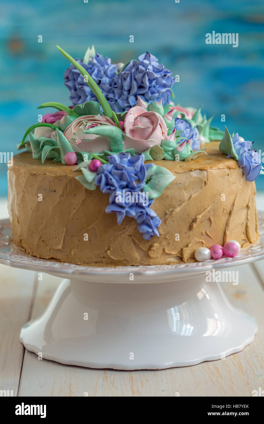 Gâteau de Café avec décoration florale. Banque D'Images