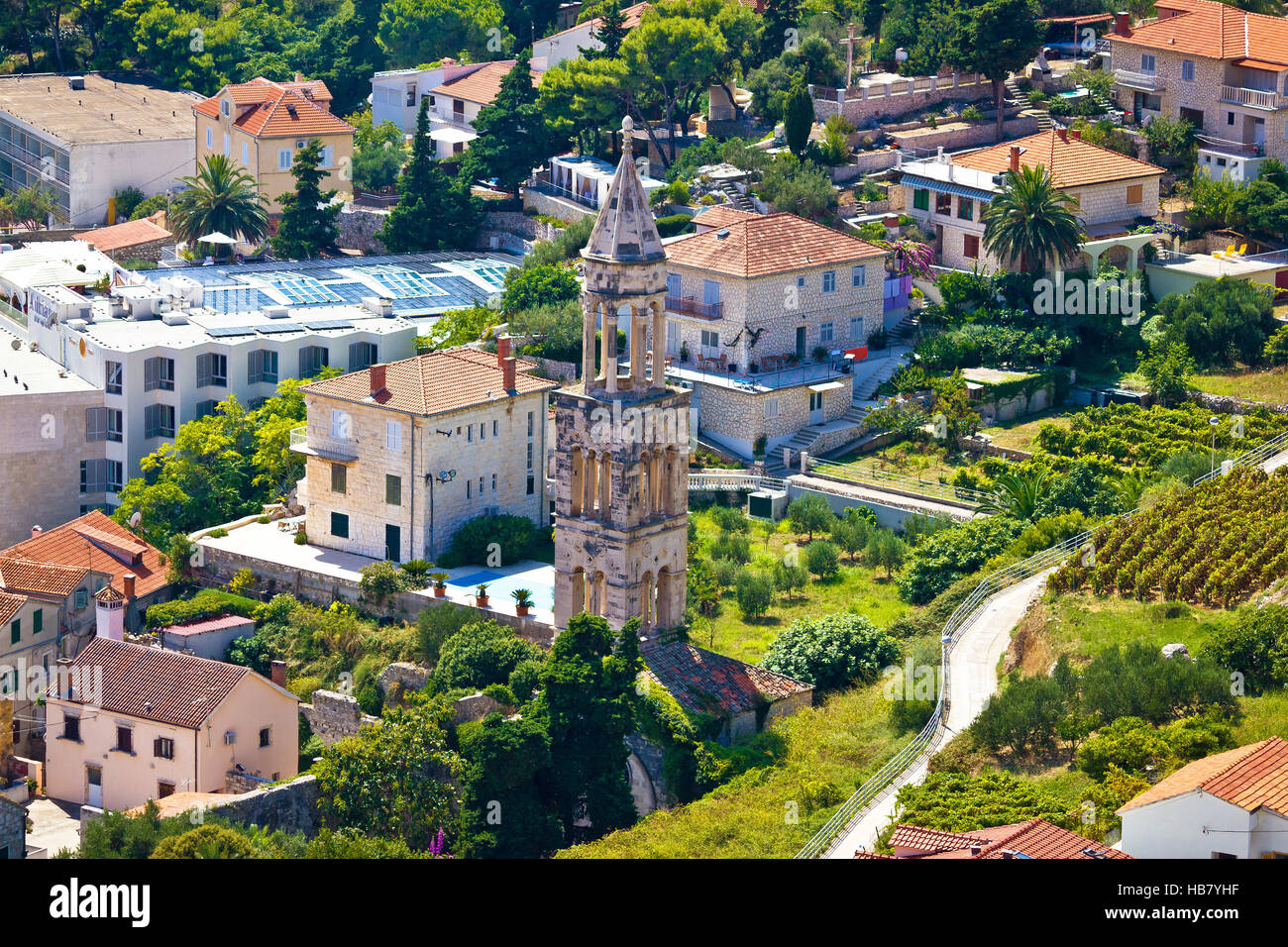 Tour de l'église en pierre de Hvar vue aérienne Banque D'Images
