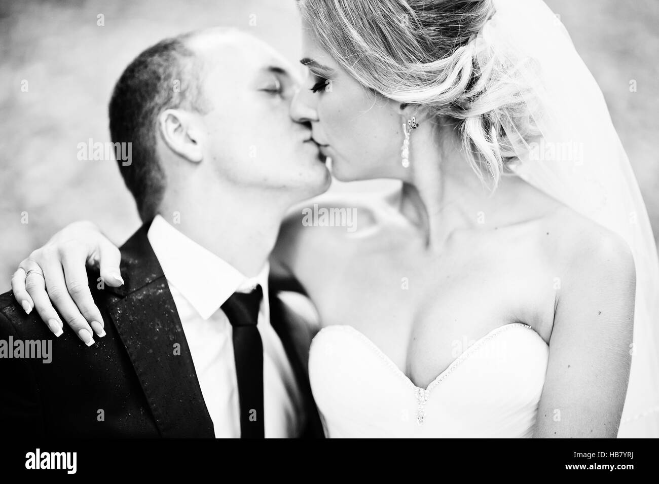 Close up portrait of kissing wedding couple Banque D'Images