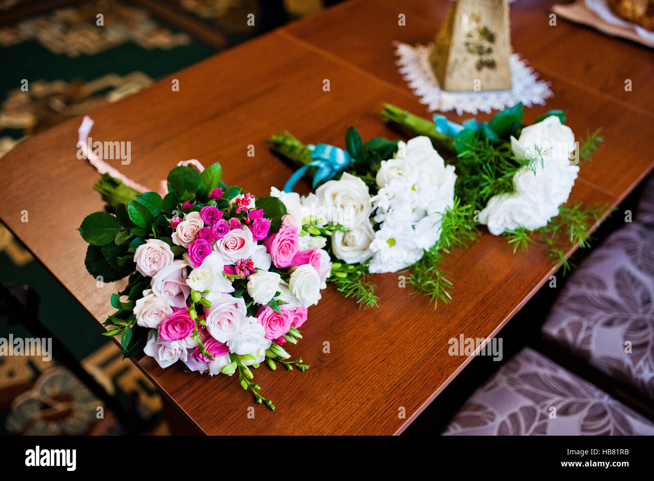 Groom et bouquets de mariage groomsman Banque D'Images