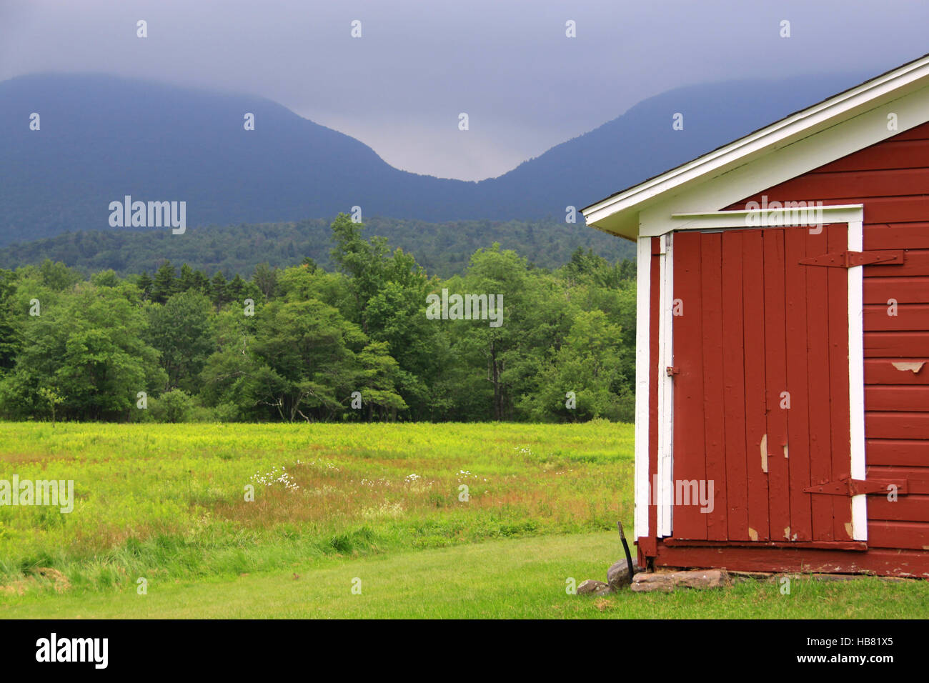 Paysage montagneux de l'été avec une grange rouge Catskills,, NEW YORK. Banque D'Images