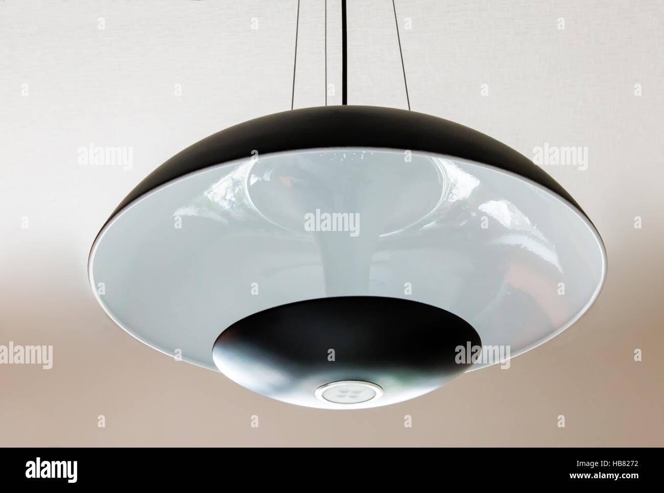 Lampe de plafond élégant avec abat-jour en verre. Banque D'Images