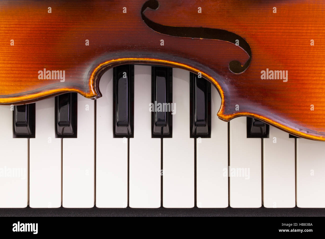 Très ancien violon couché sur le piano Banque D'Images