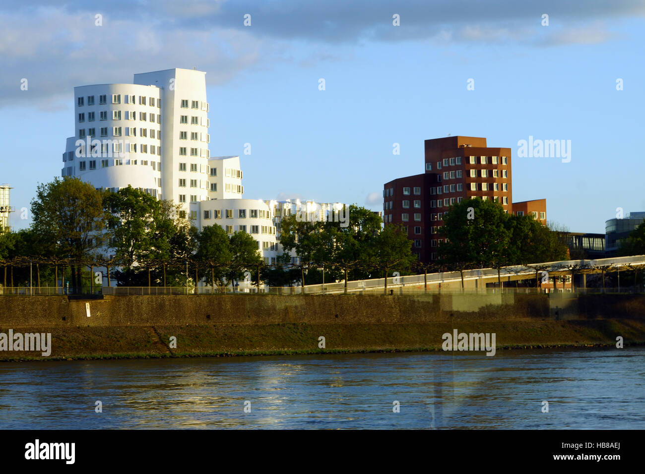 Bâtiments Gehry dans le port des médias Banque D'Images