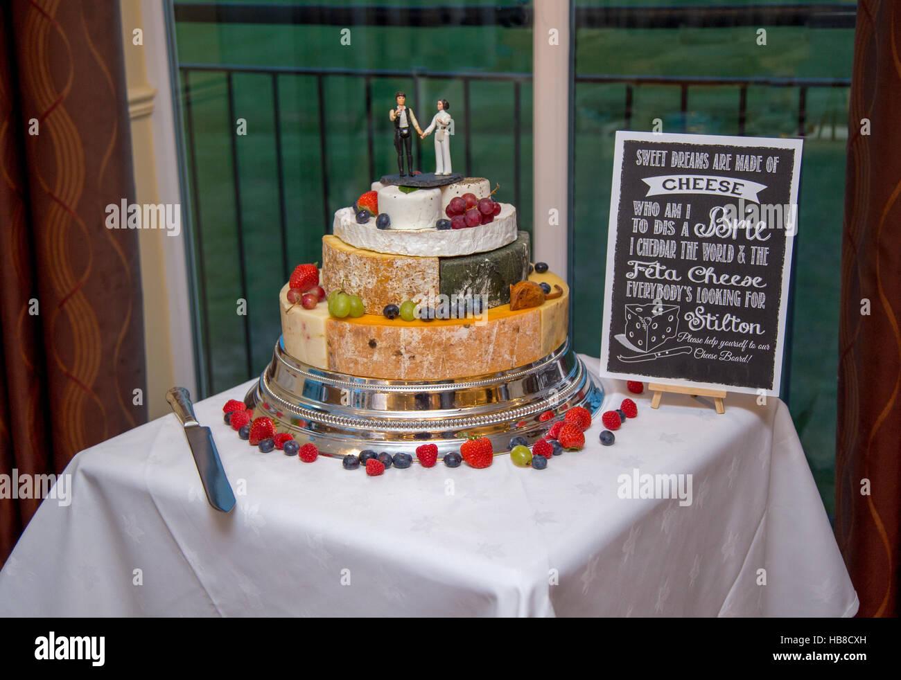 Gâteau de mariage faite de fromage, décoré avec des fruits et de la guerre des étoiles des chiffres sur le haut. Banque D'Images