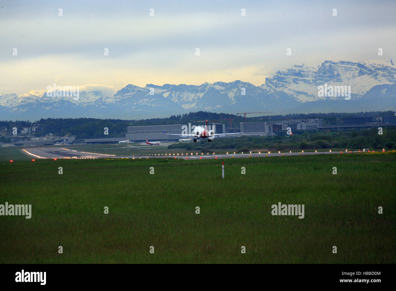 L'aéroport de Zurich. L'atterrissage d'un Fokker 100 Banque D'Images