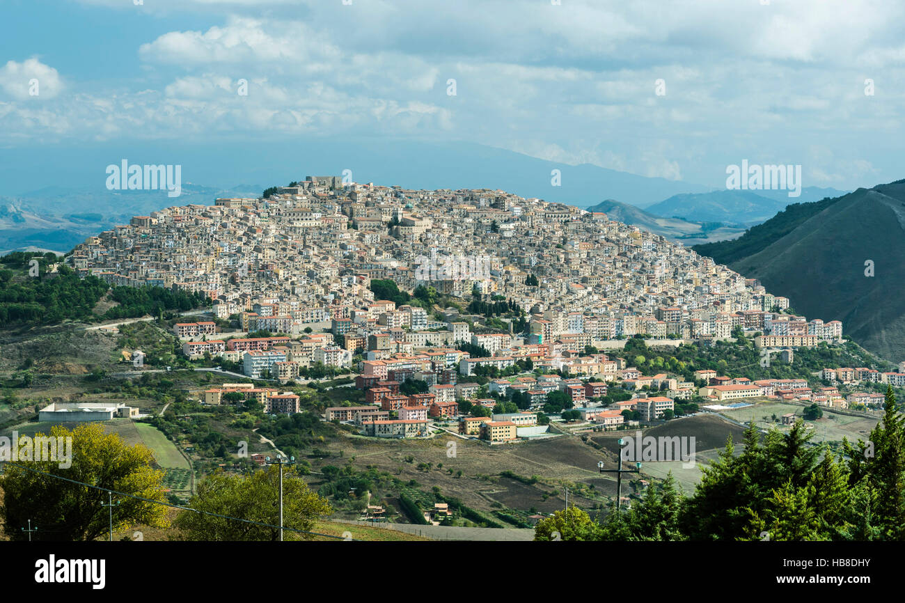 Ville de Gangi, vue du panorama de la route SS 120, l'Etna dans les nuages derrière, Gangi, Sicile, Italie Banque D'Images