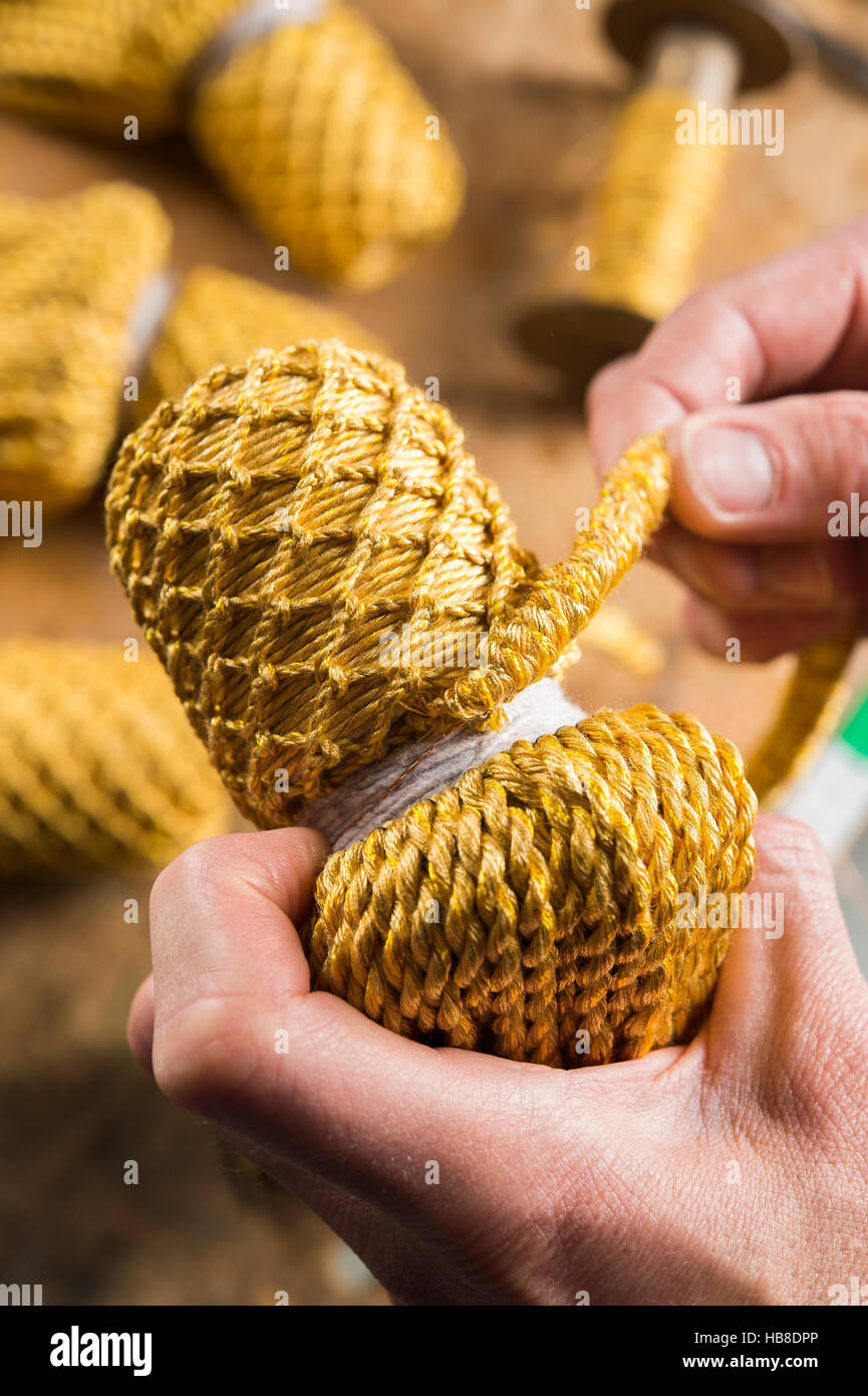 Passementerie bouilloire, part rétractable terminé corell autour de tassel, qui est couverte dans kettcourt et tourné autour de franges de cordon Banque D'Images
