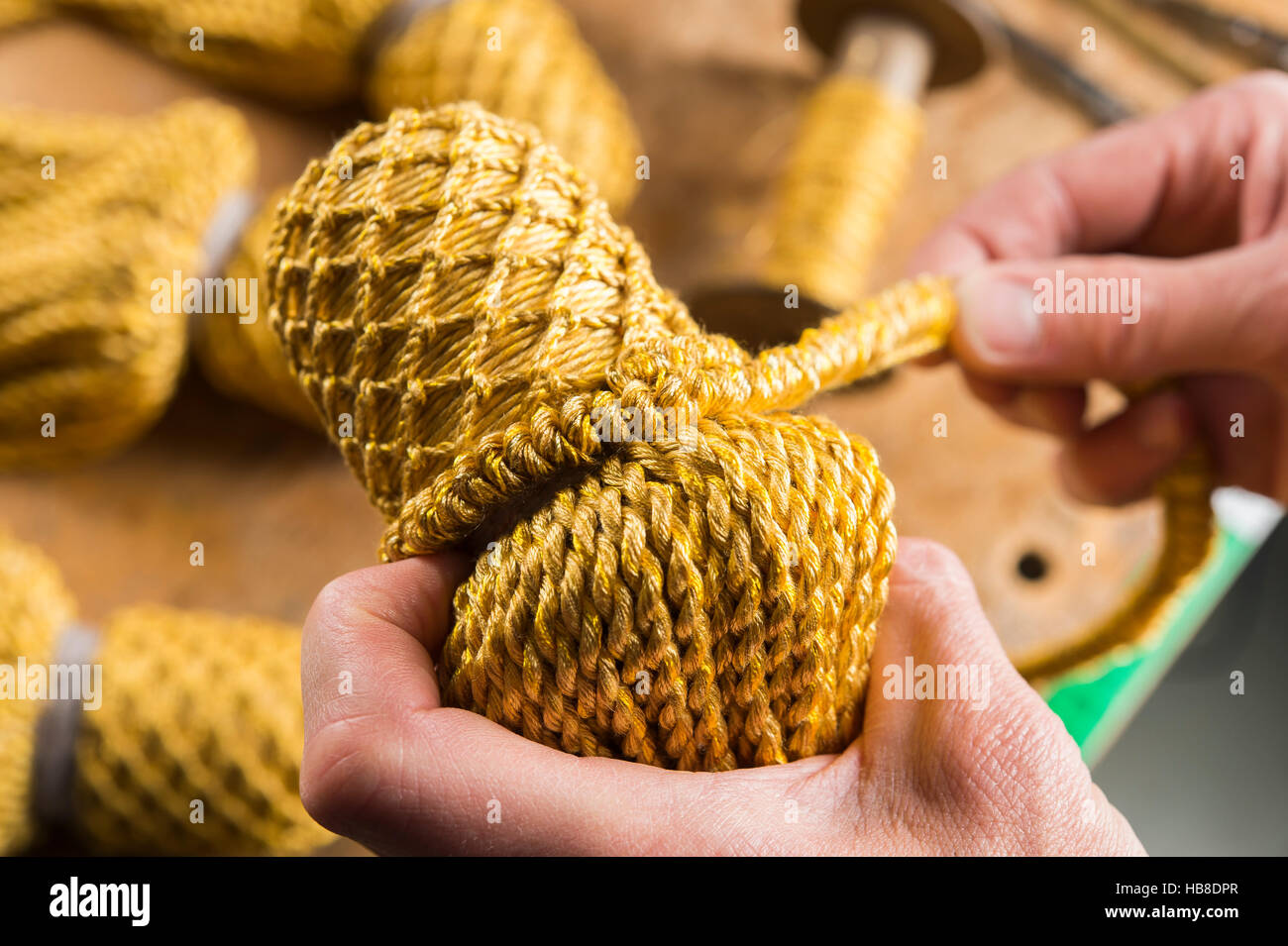 Passementerie bouilloire, part rétractable terminé corell autour de tassel, qui est couverte dans kettcourt et tourné autour de franges de cordon Banque D'Images