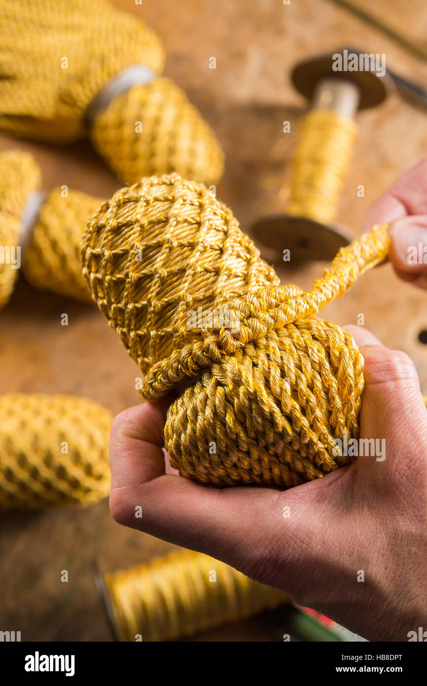 Passementerie bouilloire, part rétractable terminé corell autour de tassel, qui est couverte dans kettcourt et tourné autour de franges de cordon Banque D'Images