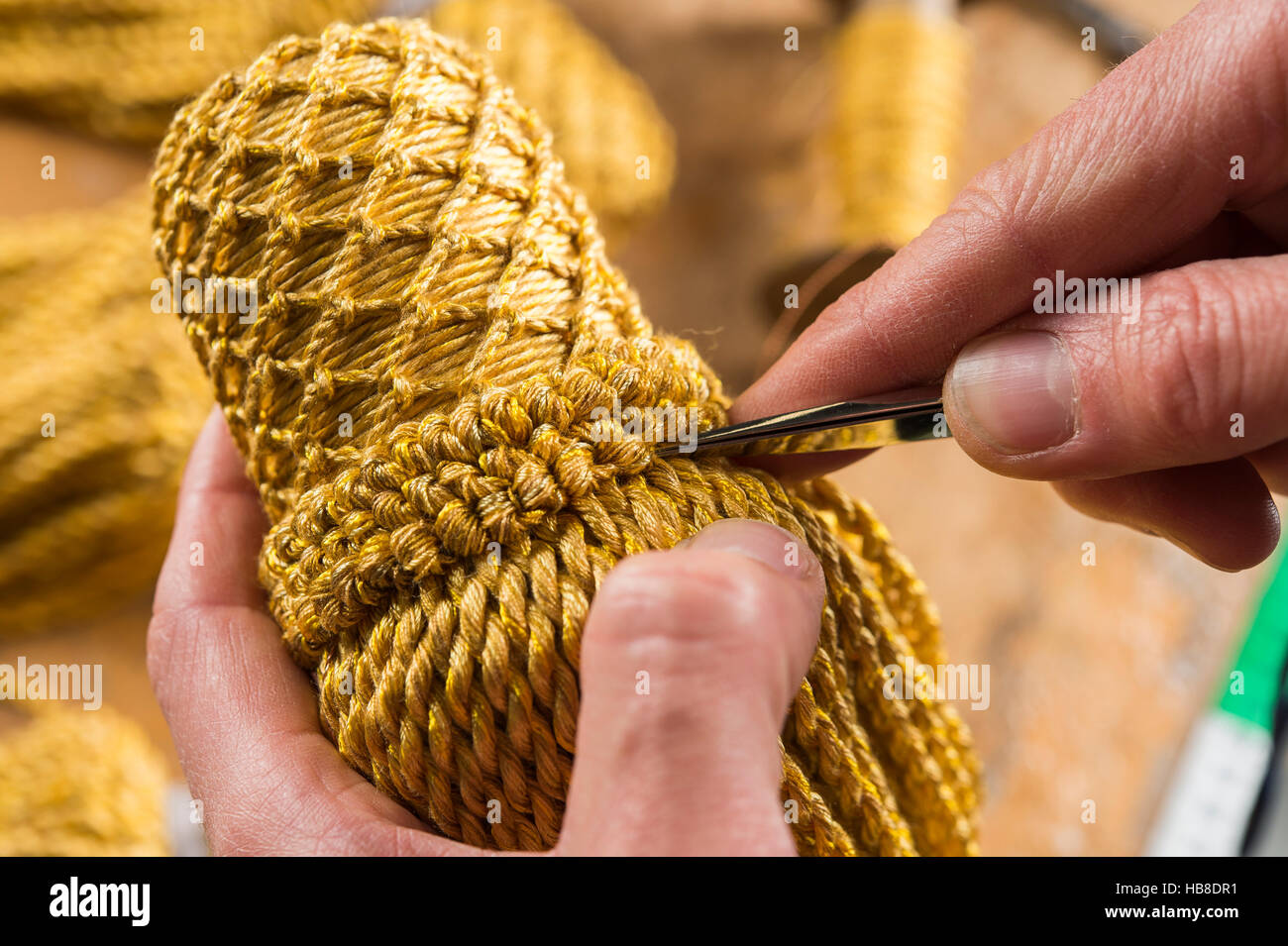 Passementerie bouilloire, part rétractable terminé corell autour de tassel, qui est couverte dans kettcourt et tourné autour de franges de cordon Banque D'Images