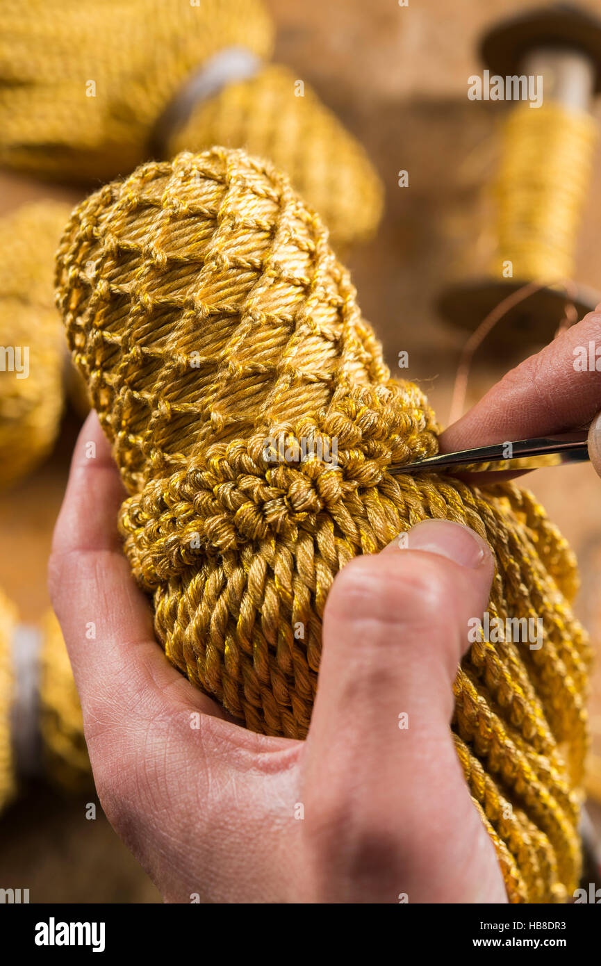 Passementerie bouilloire, part rétractable terminé corell autour de tassel, qui est couverte dans kettcourt et tourné autour de franges de cordon Banque D'Images