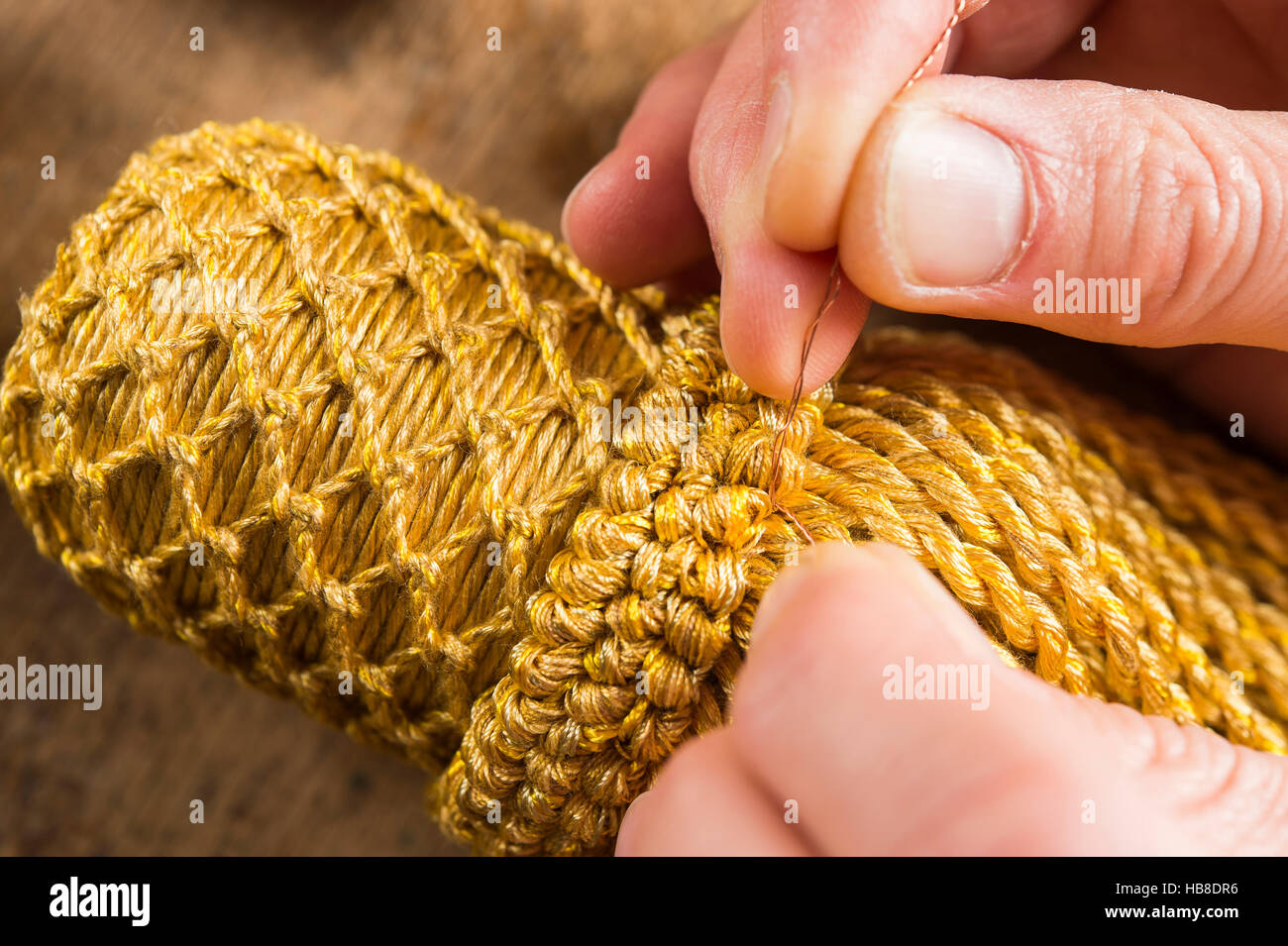 Passementerie bouilloire, part rétractable terminé corell autour de tassel, qui est couverte dans kettcourt et tourné autour de franges de cordon Banque D'Images