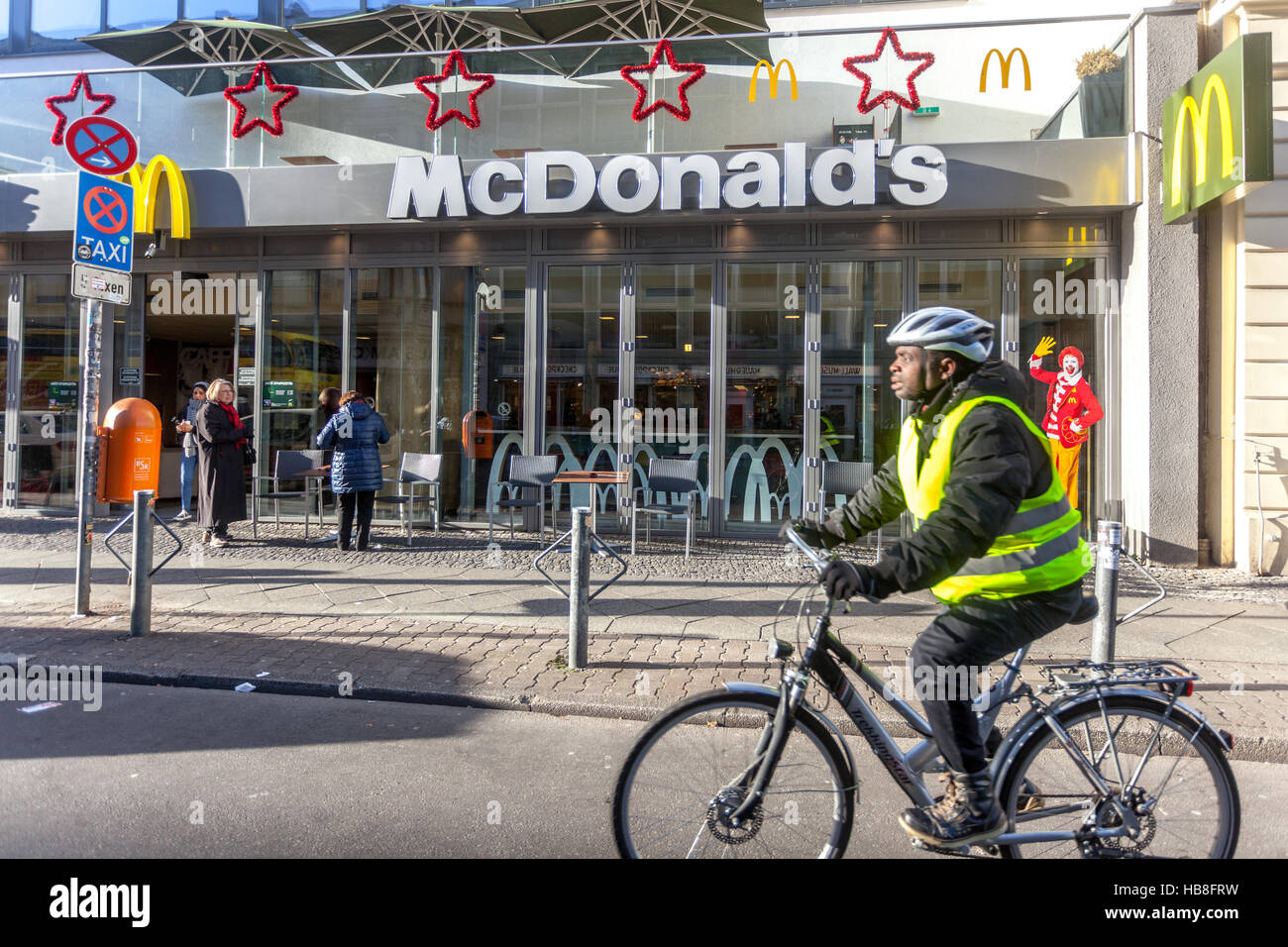McDonald's à Checkpoint Charlie Berlin vélo Allemagne rue urbain vélo Friedrichstrasse, Banque D'Images