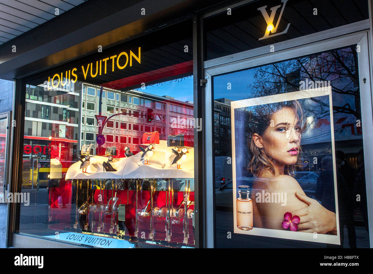 Berlin Louis Vuitton magasin, KaDeWe, Tauentzienstrasse, Berlin, Allemagne vitrine boutique de luxe Banque D'Images