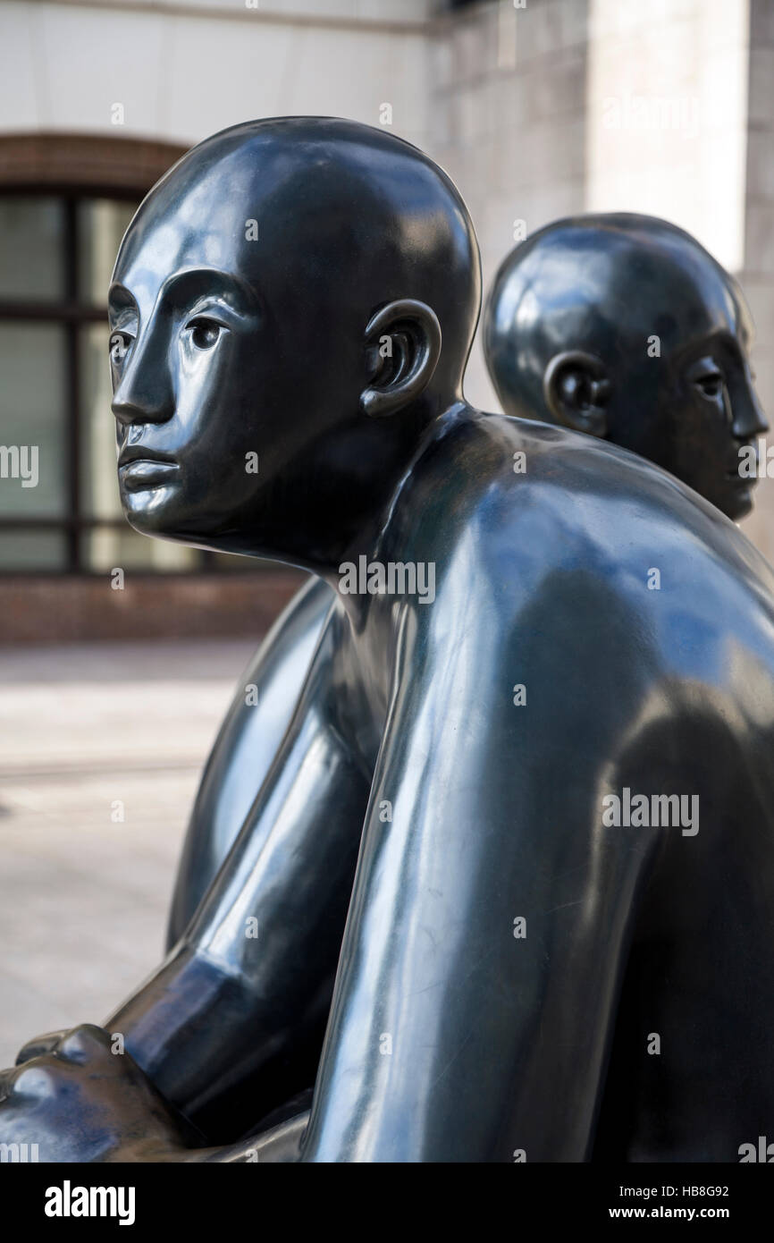 Deux hommes sur un banc par Giles Penny, Sculpture en bronze à Canary Wharf, London, UK Banque D'Images