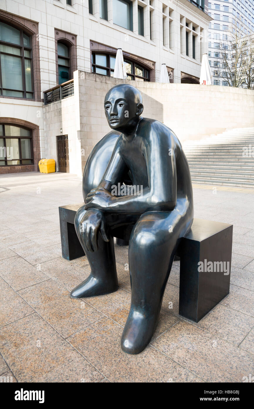 Deux hommes sur un banc par Giles Penny, Sculpture en bronze à Canary Wharf, London, UK Banque D'Images