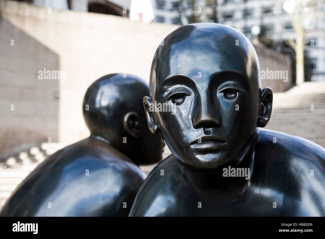 Deux hommes sur un banc par Giles Penny, Sculpture en bronze à Canary Wharf, London, UK Banque D'Images