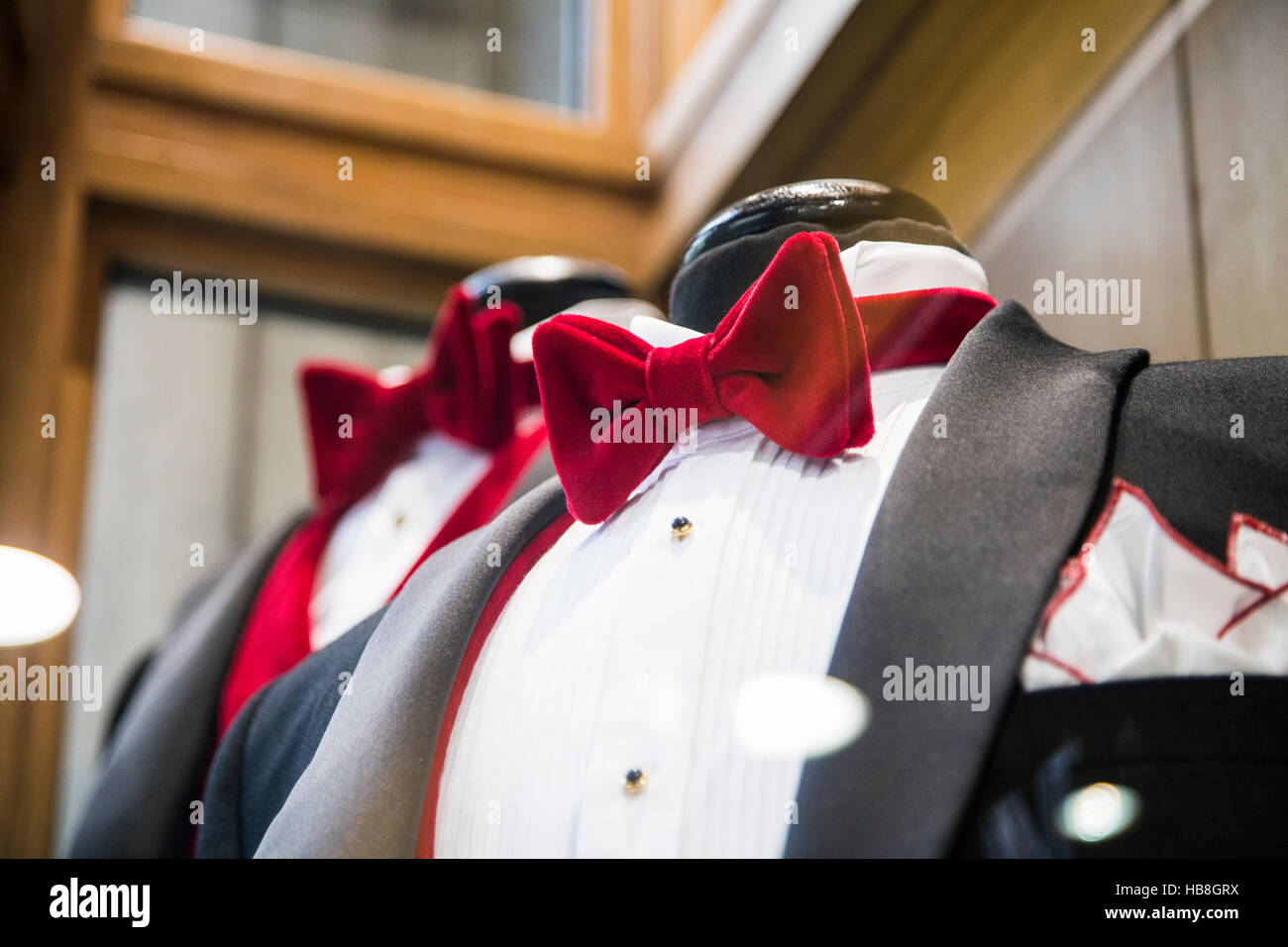 Costumes sur mesure avec des noeuds papillon rouge Banque D'Images